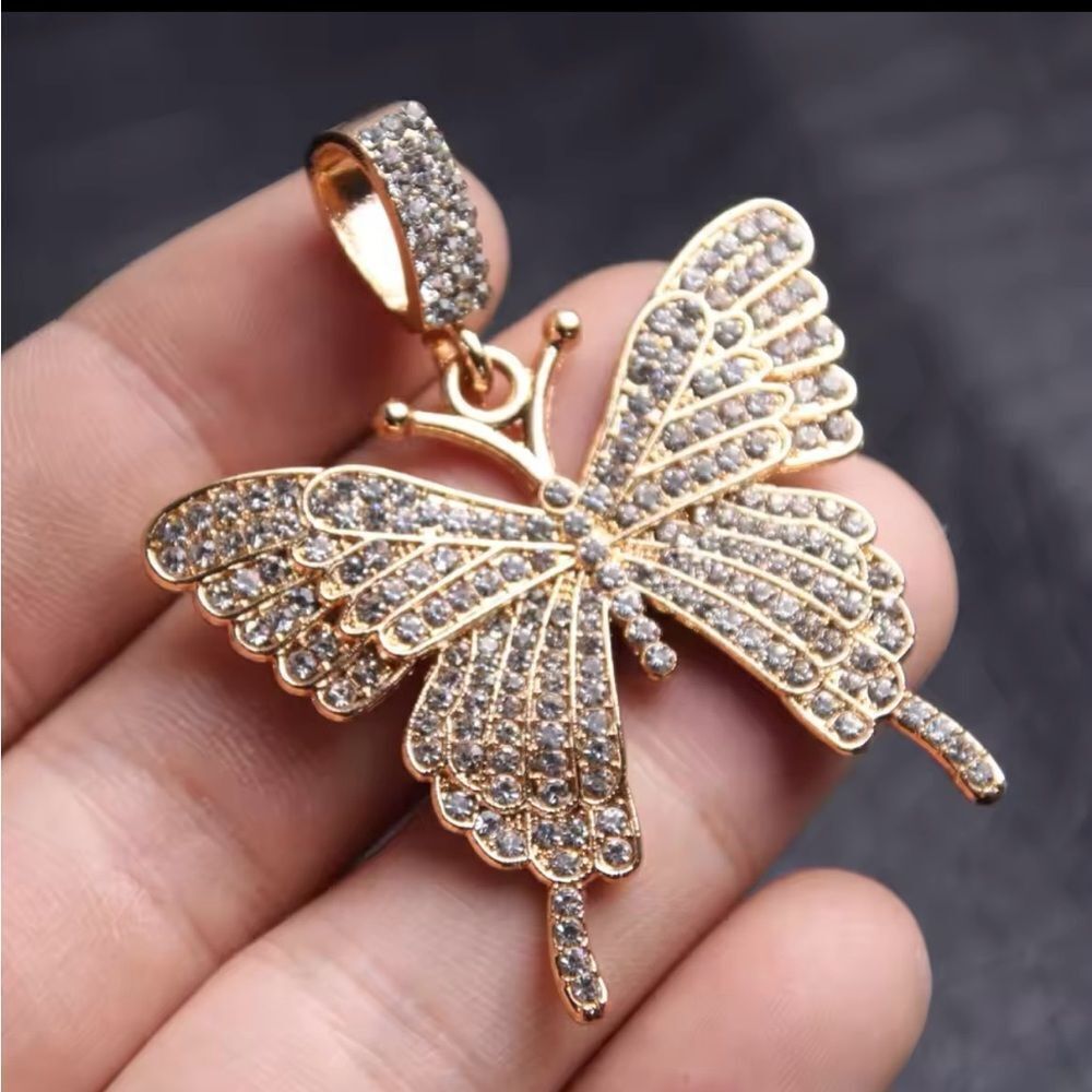 SPARKLING BUTTERFLY PENDANT